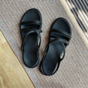 Like New Olukai Tiare Strappy Black Size 8